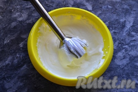Взбить крем из творога и сгущёнки погружным блендером до однородной массы, которая по консистенции будет напоминать достаточно густую сметану.
