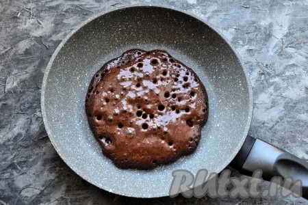 Сковороду разогреть без жира, в её центр выложить 3 столовые ложки теста и распределить его в виде круга диаметром около 12 см. Жарить панкейк на небольшом огне с одной стороны минуты 2 (должны появиться сверху крупные лопающиеся пузыри), перевернуть.
