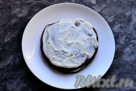 Крем поместить в морозилку на 30-40 минут, после чего смазать им панкейки не толстым слоем.
