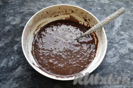 Смешать получившееся тесто ложкой (или на низких оборотах миксера). Тесто для панкейков получится не густым, но и не жидким, легко стекающим с ложки, похожим на магазинный йогурт.
