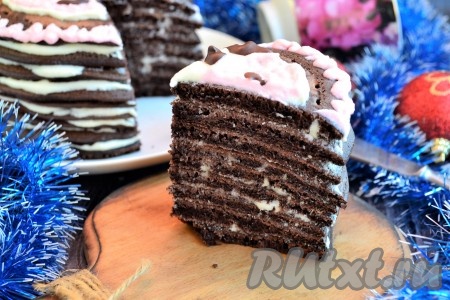 Тортик очень легко режется и панкейки хорошо держатся, не разваливаются, разрез имеет вид настоящего торта.
