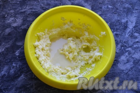 Приготовить крем: размягчённое сливочное масло (масло нужно заранее достать из холодильник, чтобы оно полежало при комнатной температуре и стало достаточно мягким) немного взбить миксером, добавить сгущённое молоко.
