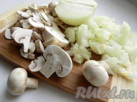 Вначале приготовим начинку, для этого очищенную луковицу и шампиньоны нужно нарезать.