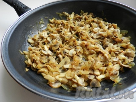 На растительном масле обжарить лук на среднем огне до золотистости (на это потребуется минуты 3), затем выложить шампиньоны. Обжаривать грибы с луком минут 7, помешивая время от времени, затем добавить сливки (или сметану), посолить, поперчить, перемешать, уменьшить огонь и потушить 3-5 минут. Снять с огня и дать грибной начинке полностью остыть.