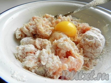 Куриное филе пропустить через мясорубку (или измельчить в блендере), добавить пропущенный через пресс чеснок, яйцо, муку, соль и чёрный молотый перец, тщательно вымесить до однородности.