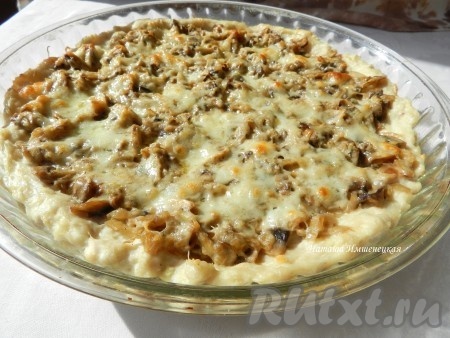 Аппетитное блюдо можно подавать к столу. Готовится эта пицца достаточно просто, без замешивания теста. В качестве её основы используется фарш из куриной грудки, а значит такая замечательная пицца точно не навредит фигуре и при этом порадует отменным вкусом.