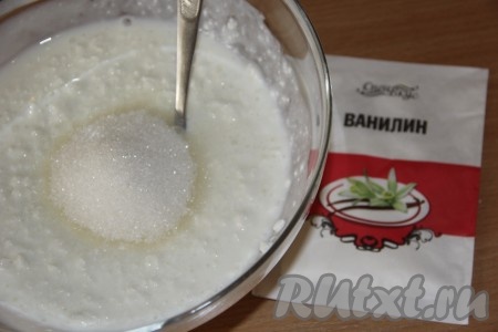 Перемешать смесь кефира и творога столовой ложкой, затем всыпать сахар и ванилин.
