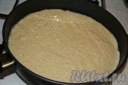 Сковороду (у меня сковорода диаметром 20 см) смазать хорошо маслом и поставить на огонь, разогреть. Влить творожное тесто в сковороду.
