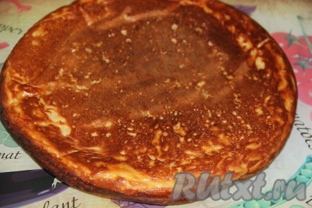 Верх пирога схватится и не будет жидким. Аккуратно перевернуть пирог и выпекать ещё 7 минут под крышкой.
