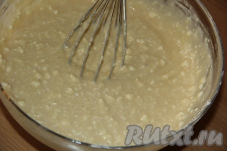 Перемешать тесто венчиком (или ложкой). Тесто для приготовления творожного пирога получится не густым.
