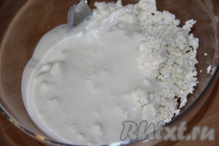 Соединить творог и кефир
