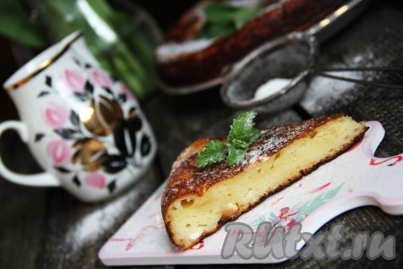 Готовую выпечку нарезать на кусочки и подать к чаю. Вот так просто, буквально за 15 минут, мы приготовили нежнейший творожный пирог на сковороде.