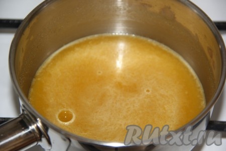 Как только масса закипит, убавить огонь до минимума и варить 2-3 минуты.
