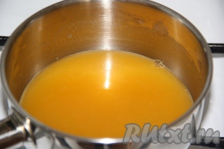 Поставить сотейник на огонь.
