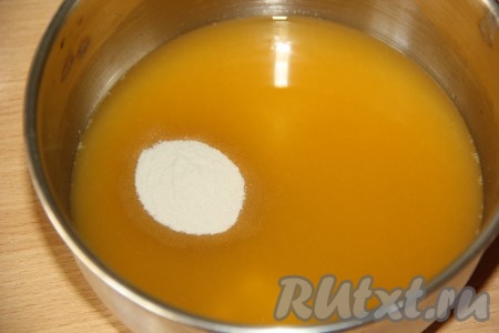 Вылить 170 миллилитров сока в сотейник, добавить сахарную пудру (можно добавить 1-2 столовых ложки сахарной пудры, количество регулируйте в зависимости от сладости апельсинов и своего вкуса) и агар-агар, тщательно перемешать.