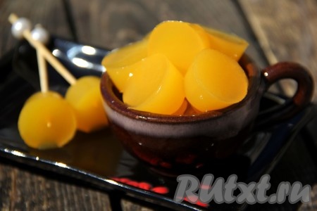 Вот такой яркий и очень вкусный мармелад из из апельсинового сока и агар-агара получился. Приготовьте апельсиновый мармелад в домашних условиях по этому рецепту - это несложно. Такой десерт, наверняка, придётся по вкусу вам и вашим близким!