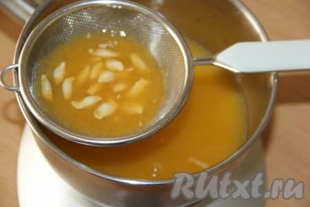 Процедить апельсиновый сок. У меня получилось 170 миллилитров сока, выжатого из двух апельсинов, - именно столько сока нам и потребуется для приготовления мармелада.