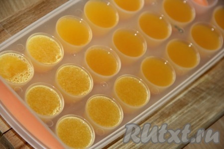 Разлить горячую массу по порционным формочкам (или вылить в одну форму подходящего размера) и поставить в холодильник на пару часов (до полного застывания).