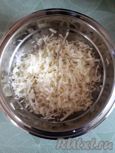 Капусту нашинковать тонкими полосками, добавить соль, сахар и немного помять руками, чтобы капуста пустила сок и стала мягкой.
