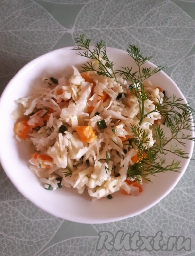 Салат с капустой, болгарским перцем и яблоком готов. Осталось лишь выложить его в салатницу и украсить зеленью. Такой салатик станет отличным дополнением к основным блюдам.