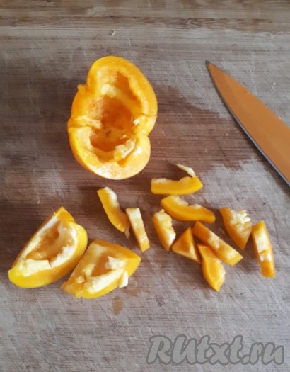 Болгарский перец почистить, удалив семена и плодоножку, а затем нарезать полосками и добавить к капусте.
