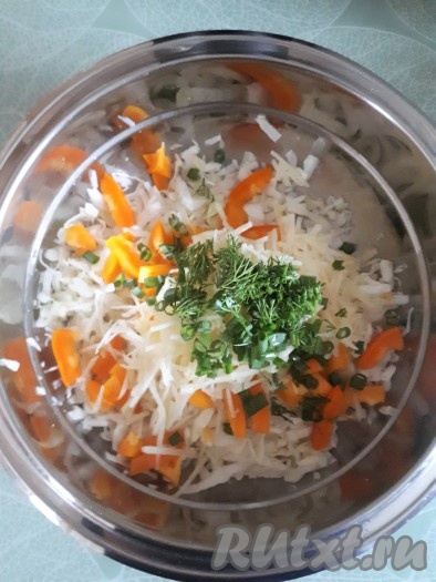 Зелень измельчить, добавить в салат.
