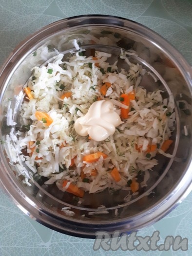 Заправить салат майонезом и перемешать.