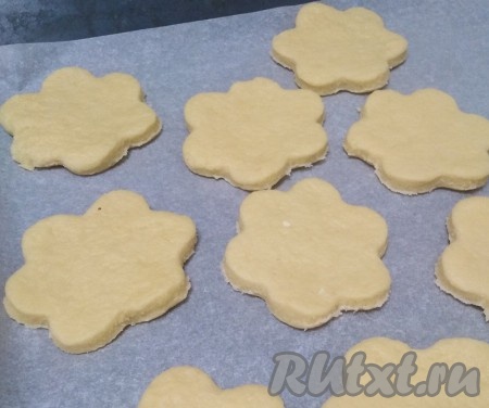 Выложить коржики на противень, застеленный пергаментом (или смазанный маслом).
