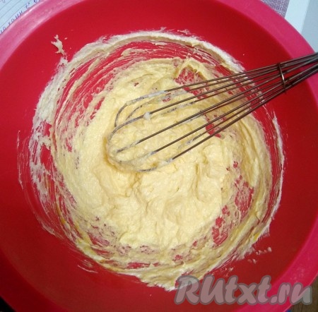Масло комнатной температуры взбить с сахаром с помощью миксера до однородной массы.
