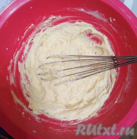 Добавить разрыхлитель, соду, ванилин, перемешать.
