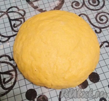 Постепенно всыпая муку, замесить гладкое тесто, оно не должно липнуть к рукам. Тесто минут на 20 убрать в холодильник.
