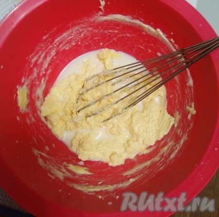 Яйцо разболтать, большую часть добавить в масло, смешанное с сахаром, (небольшую часть взбитого яйца оставить для смазывания коржиков), затем влить молоко, взбить до получения кремообразной массы. По желанию, количество сахара можно уменьшить.