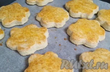 Выпекать молочные коржики в разогретой духовке при температуре 200 градусов в течение 10-12 минут (до золотистого цвета).
