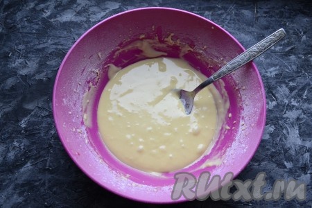 Добавляя частями муку и вмешивая её, учитывайте, что тесто для приготовления японских панкейков "Дораяки" должно получиться однородным, похожим на сметану средней густоты.