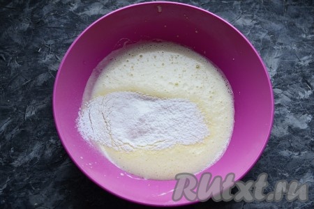 Взбивая венчиком (или перемешивая на низких оборотах миксера), в яичную массу частями влить воду, смешанную с содой, и растительное масло, затем,&nbsp;продолжая непрерывно перемешивать, постепенно всыпать по 1-2 столовых ложки просеянной муки.