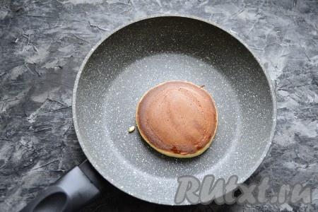 Затем перевернуть панкейк лопаткой, жарить до подрумянивания снизу (около 1-2 минут) и переложить на тарелку.