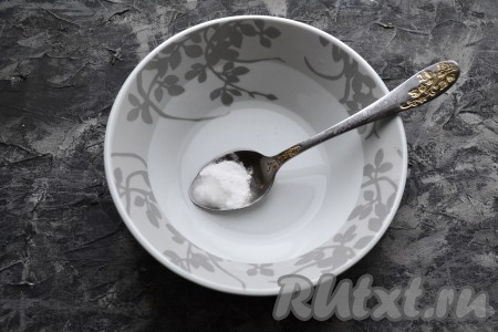 Желательно, чтобы яйца были комнатной температуры, поэтому их заранее нужно достать из холодильника. Мёд лучше брать жидкий, если же мёд засахарился, его можно немного прогреть на водяной бане или в микроволновке. В глубокую тарелку влить воду комнатной температуры, добавить соду, тщательно перемешать, чтобы сода растворилась.