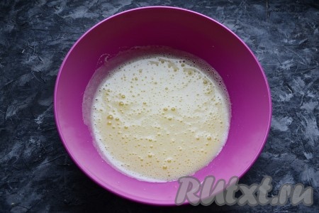 Взбить яйца с сахаром и мёдом с помощью миксера до светлой и пышной массы (взбивать яичную массу нужно 3-4 минуты).