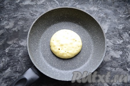 Жарить панкейк 2-3 минуты (до появления на поверхности пузырьков).