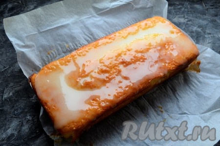 Оставить кекс в форме до остывания, а затем вынуть и покрыть верх помадкой или просто посыпать сахарной пудрой. Оставить кекс для стабилизации (очень нежный) ещё на несколько часов.
