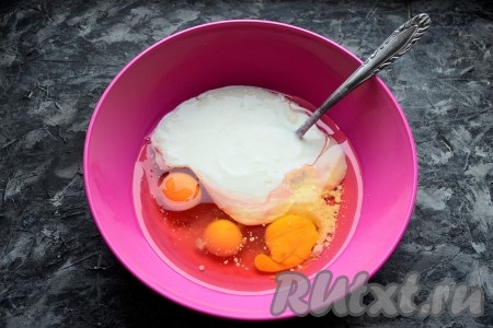 Для замешивания теста нужно в миску разбить яйца, добавить кефир комнатной температуры, растительное масло.
