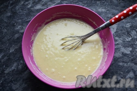 Высыпать сухую смесь в&nbsp;яично-кефирную и перемешать венчиком (или ложкой) до однородности. Тесто для приготовления кекса должно получиться по консистенции похожим на негустой заварной крем, оно будет легко стекать с ложки.
