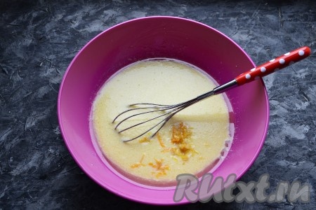 Смешать яично-кефирную смесь до однородности венчиком (или ложкой), добавить цедру и ванильный сахар.
