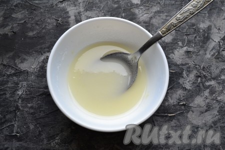 Для приготовления помадки смешать апельсиновый (или лимонный сок) с сахарной пудрой до однородности.
