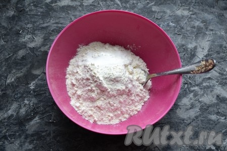 В другой миске соединить муку, сахар, соль и разрыхлитель, перемешать сухую смесь.
