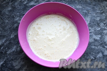 Миксером взбить яйца с сахаром и мёдом до пышной, светлой и достаточно плотной массы (взбивать не менее 3-4 минут).
