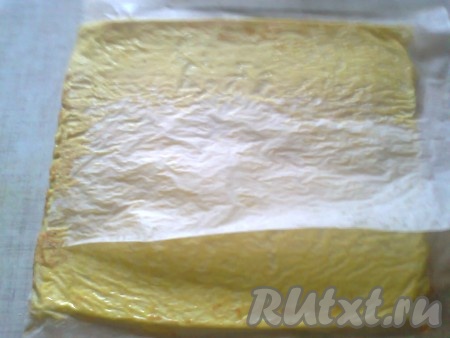 Переворачиваем на новый лист пергамента и снимаем пергамент, на котором выпекался омлет, даём немного остыть.