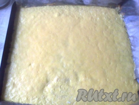 Выпекаем в разогретой духовке при температуре 180 градусов 5-10 минут, чтобы омлет схватился, то есть при касании поверхности омлета он не прилипал к рукам.