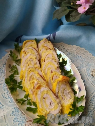 Вынимаем из духовки наш яично-мясной рулет. Когда он немного остынет, нарезаем его на порционные кусочки, украшаем зеленью и подаём к столу!