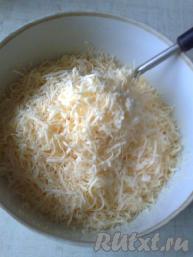 Добавляем натёртый на средней тёрке сыр, размешиваем.